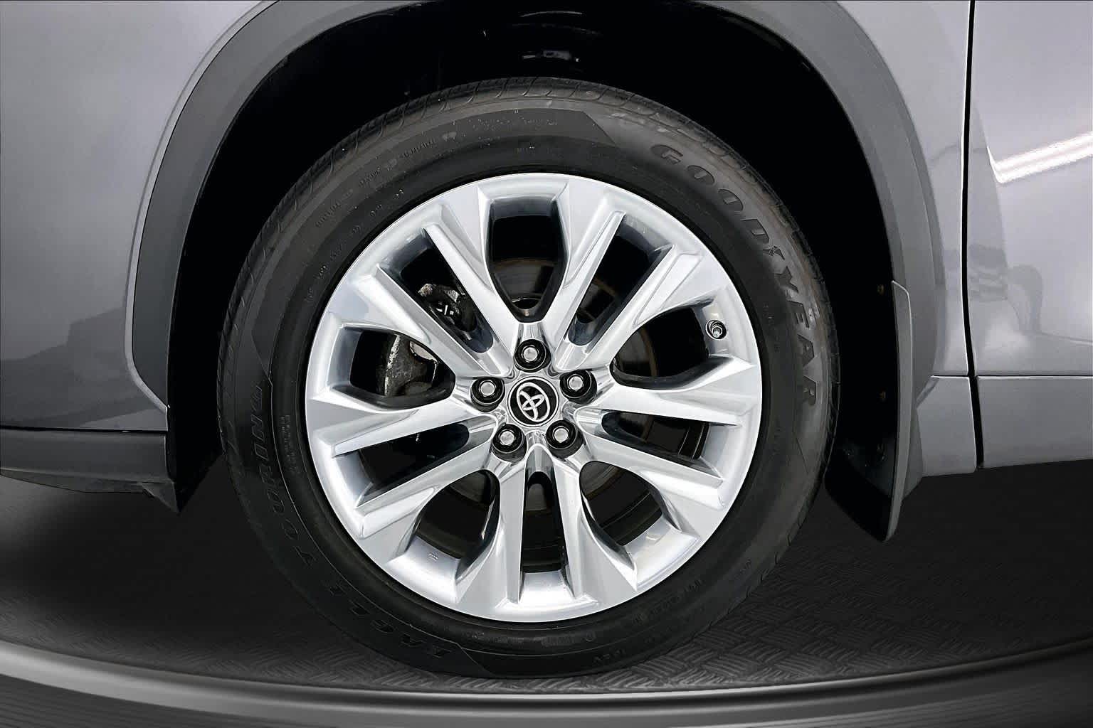 Thumbnail: 2022 Toyota Highlander - 7