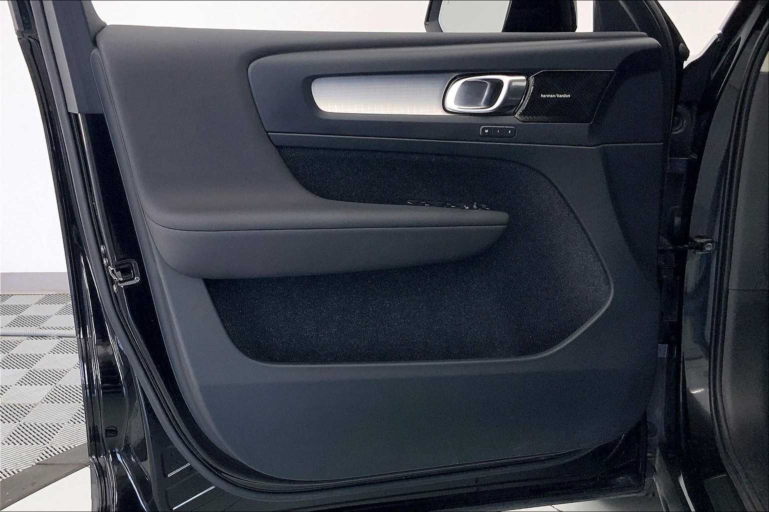 Thumbnail: 2020 Volvo XC40 - 23