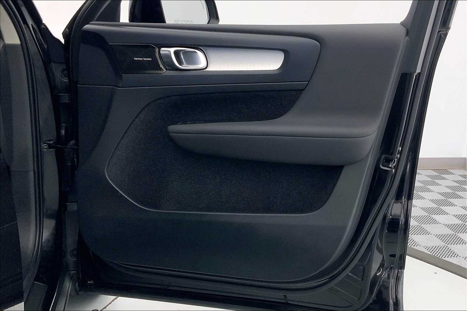 Thumbnail: 2020 Volvo XC40 - 24