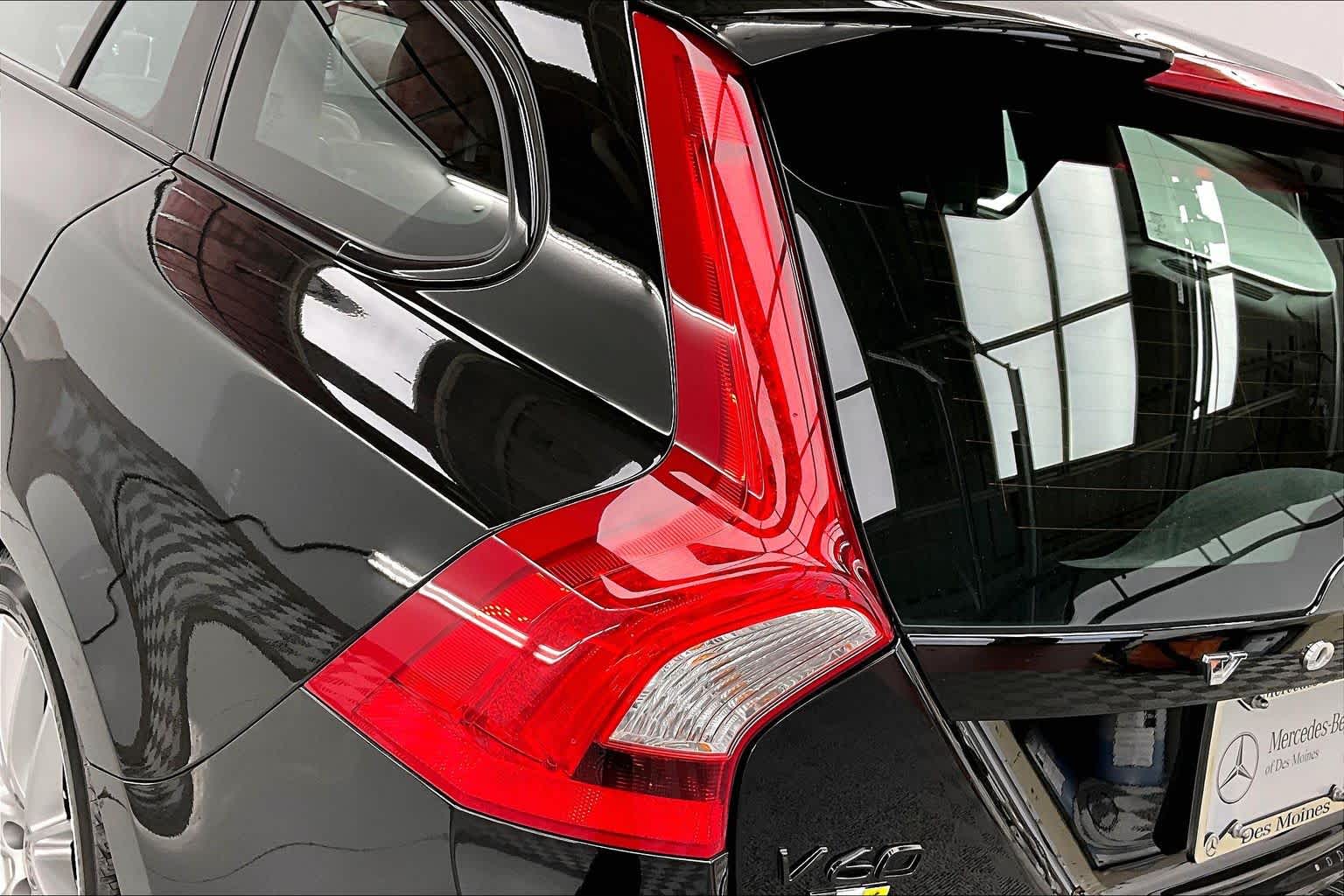 Thumbnail: 2017 Volvo V60 - 25