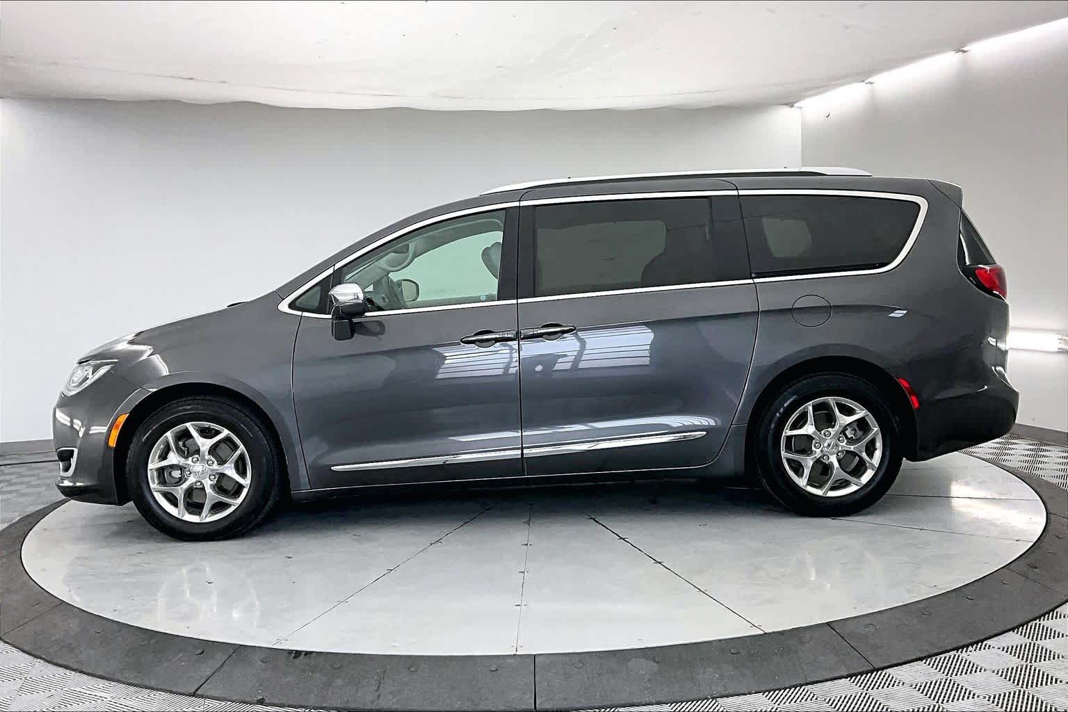 Thumbnail: 2018 Chrysler Pacifica - 3