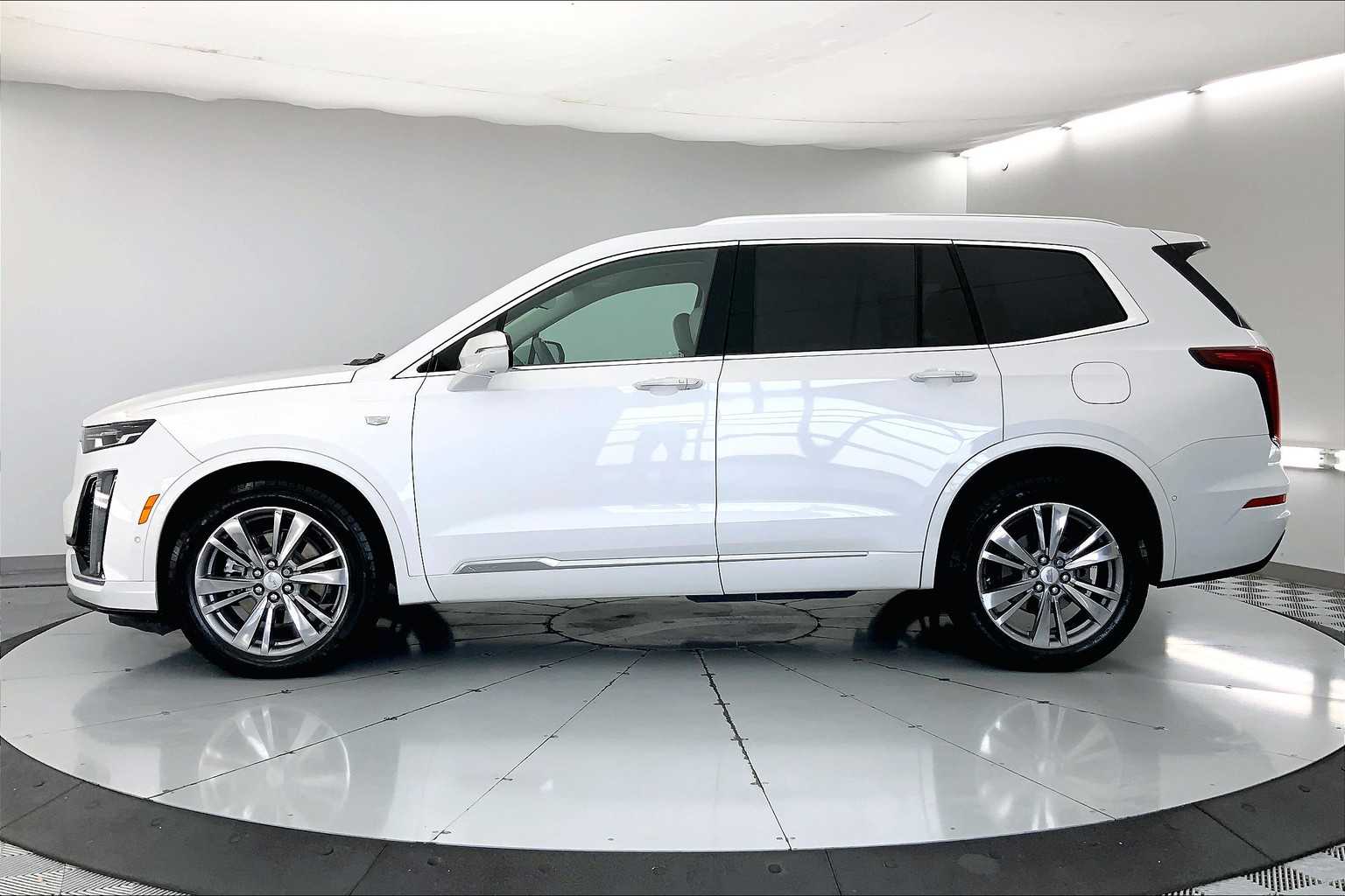 Thumbnail: 2022 Cadillac XT6 - 3