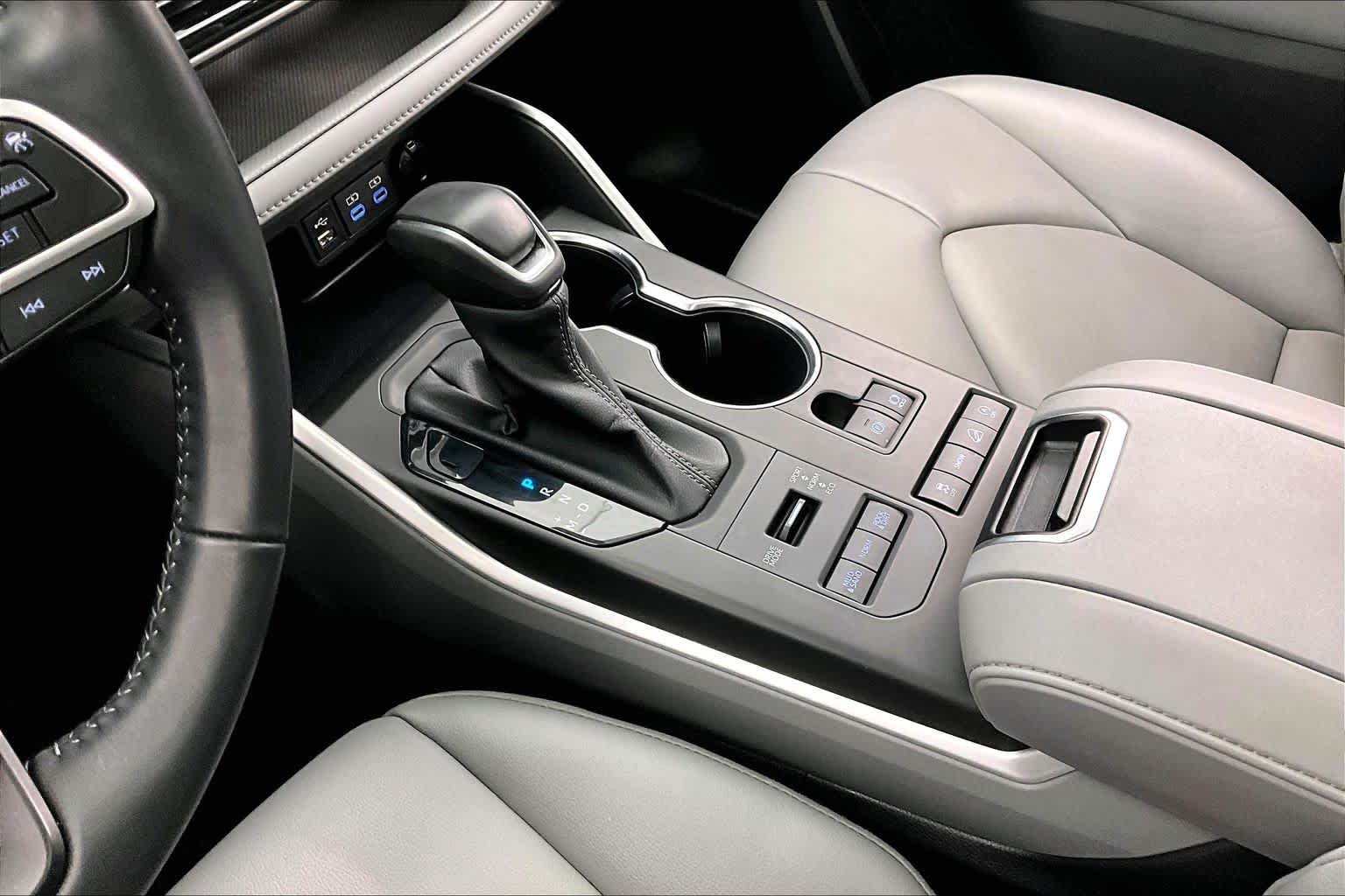 Thumbnail: 2022 Toyota Highlander - 16