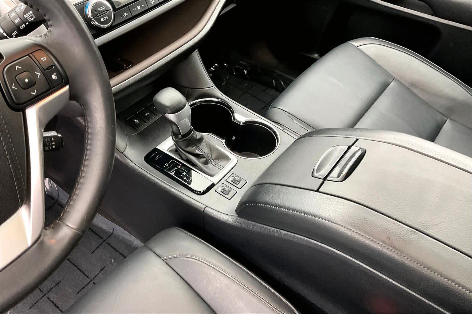 Thumbnail: 2016 Toyota Highlander - 17