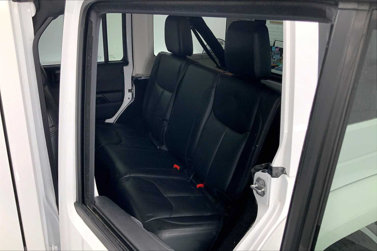 2015 Jeep Wrangler Unlimited Sahara 12