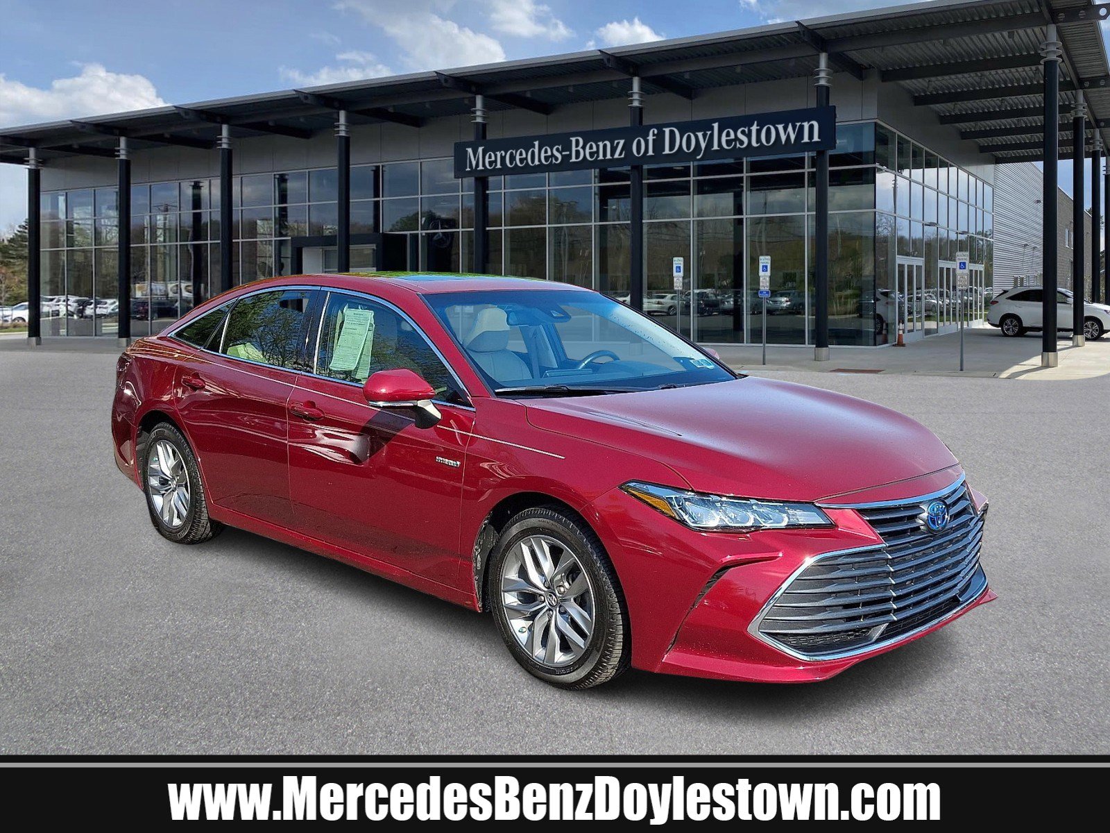 2019 Toyota Avalon XLE Hybrid's photo