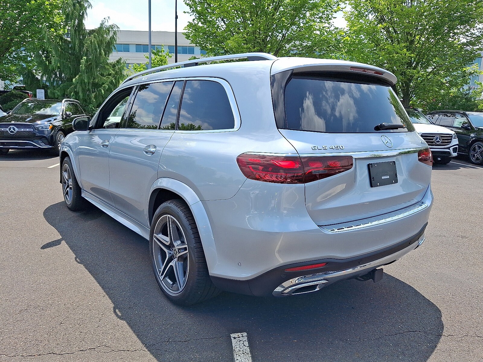 2025 Mercedes Benz GLS 450 4MATIC photo 4