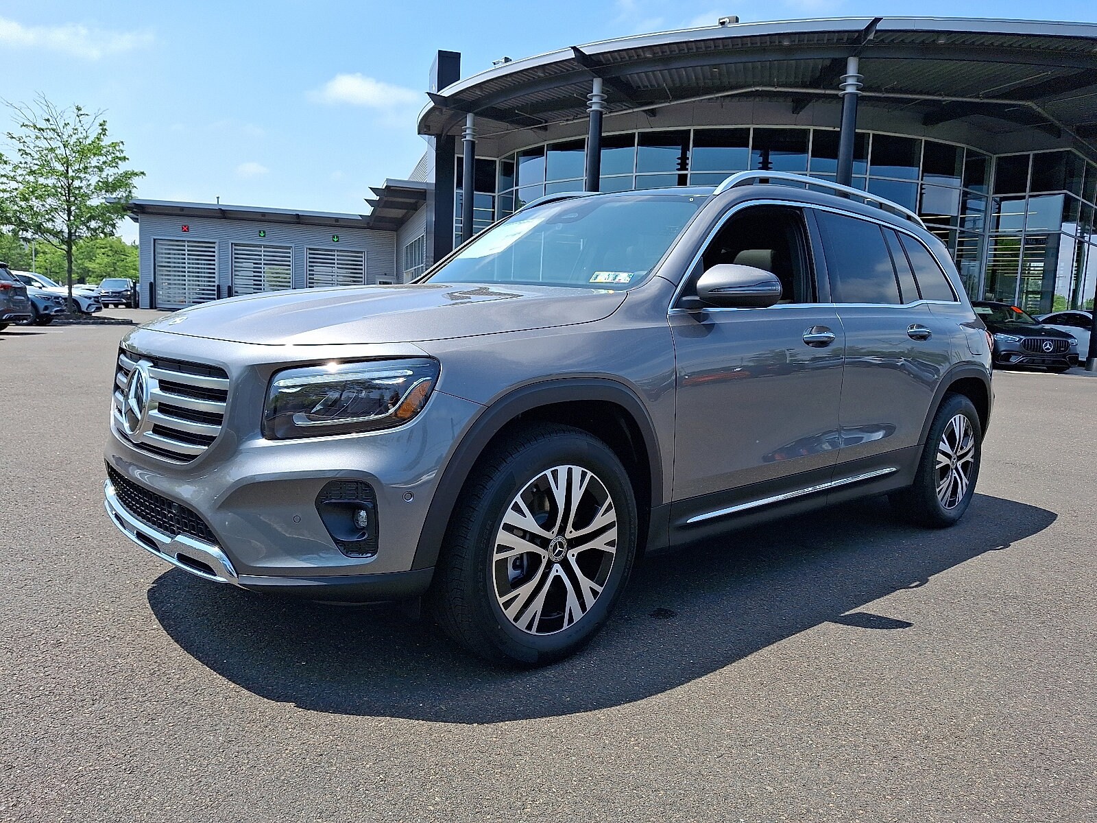 2025 Mercedes Benz GLB 250 4MATIC photo 2