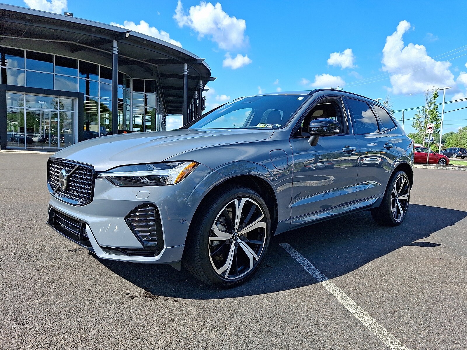2024 Volvo XC60 Recharge Hybrid T8 eAWD Ultimate photo 3