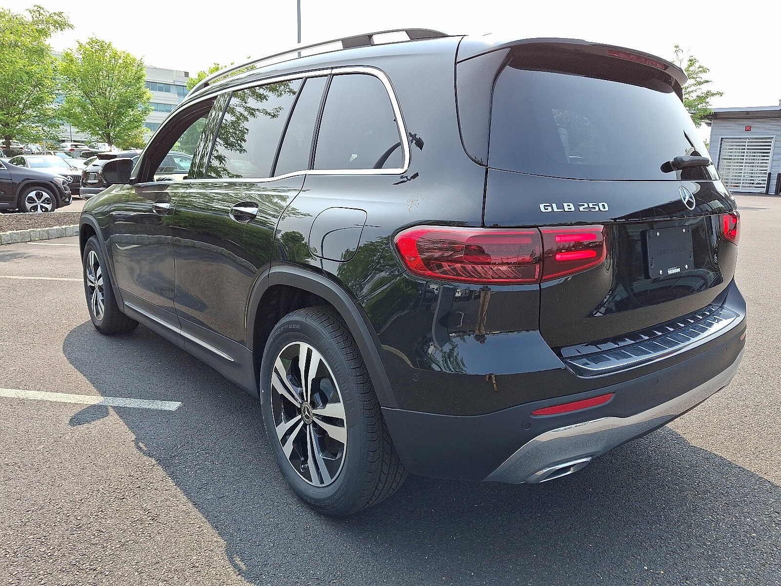 2025 Mercedes Benz GLB 250 4MATIC photo 4