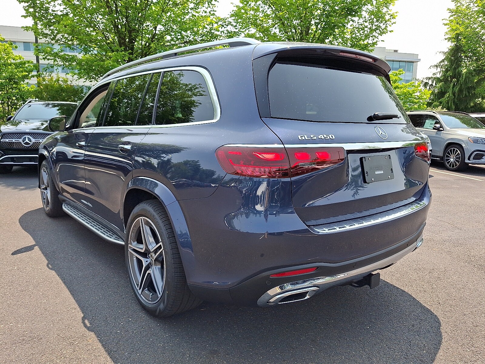 2025 Mercedes Benz GLS 450 4MATIC photo 4