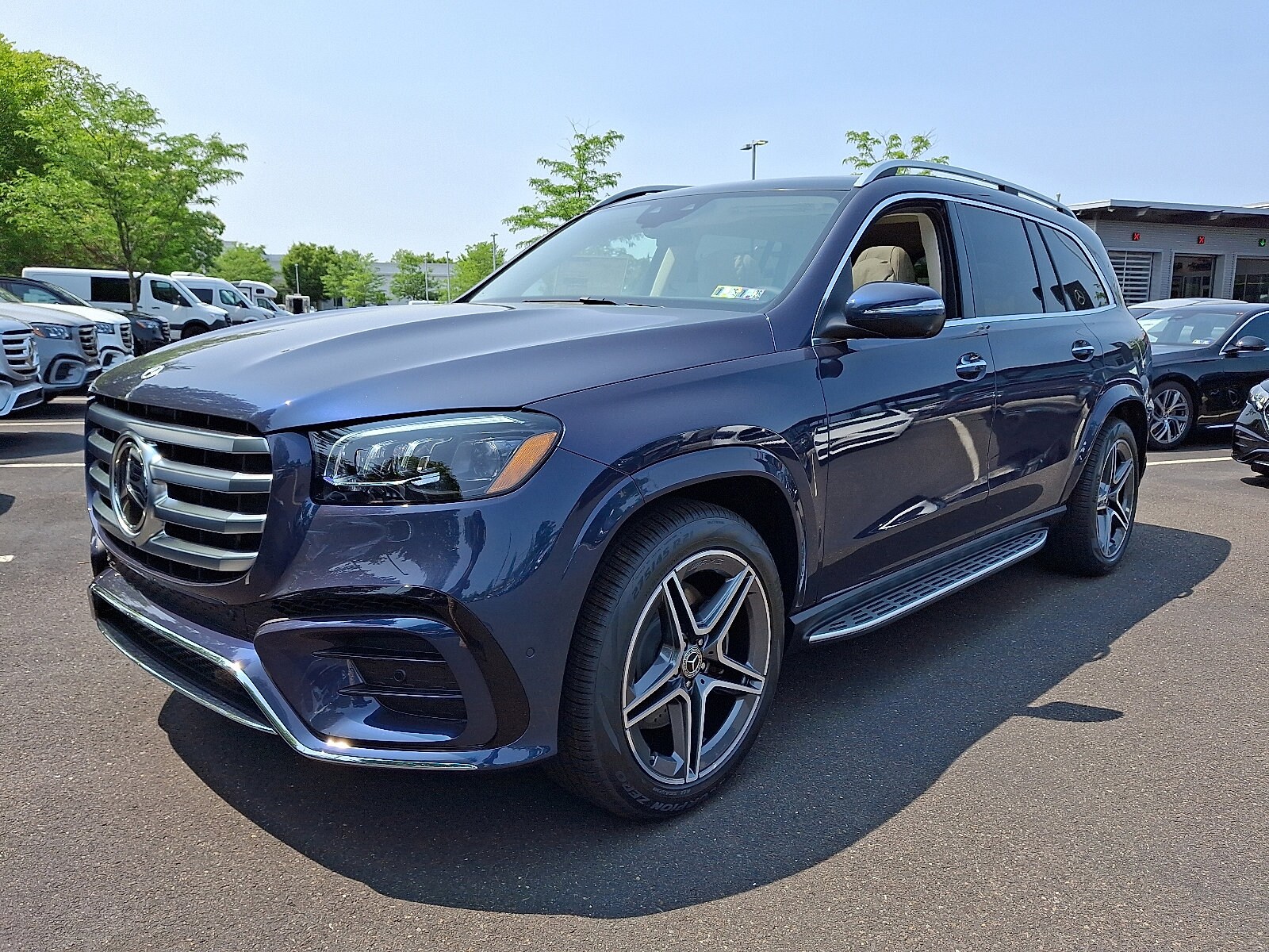2025 Mercedes Benz GLS 450 4MATIC photo 3