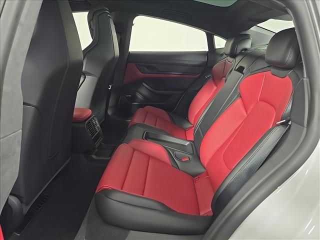 2026 Porsche Taycan GTS - Photo 15
