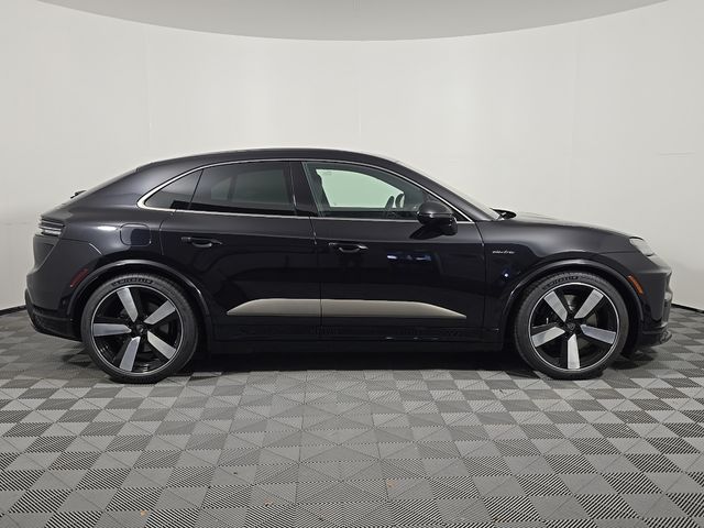 2025 Porsche Macan Turbo Electric - Photo 8
