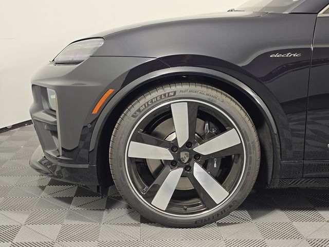 2025 Porsche Macan Turbo Electric - Photo 11
