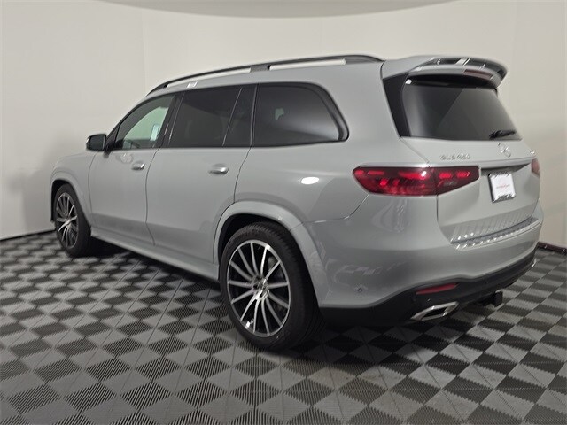 2026 Mercedes Benz GLS 450 4MATIC photo 3