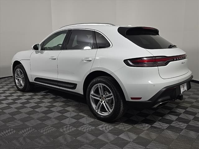 2025 Porsche Macan T photo 3