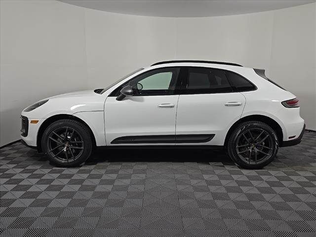 2025 Porsche Macan T photo 2