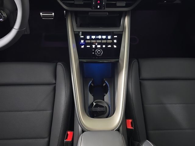 2025 Porsche Macan Turbo Electric - Photo 22