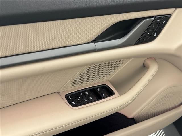 2025 Porsche Taycan Base - Photo 18