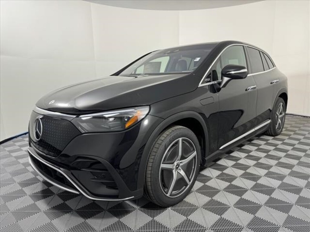 New 2024 MercedesBenz EQE 350 SUV AUTO Milwaukee, Waukesha WI