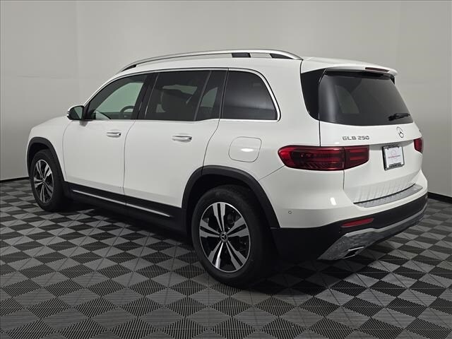 2026 Mercedes Benz GLB 250 4MATIC photo 2