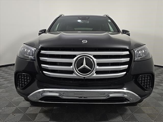 2025 Mercedes Benz GLS 450 4MATIC photo 2