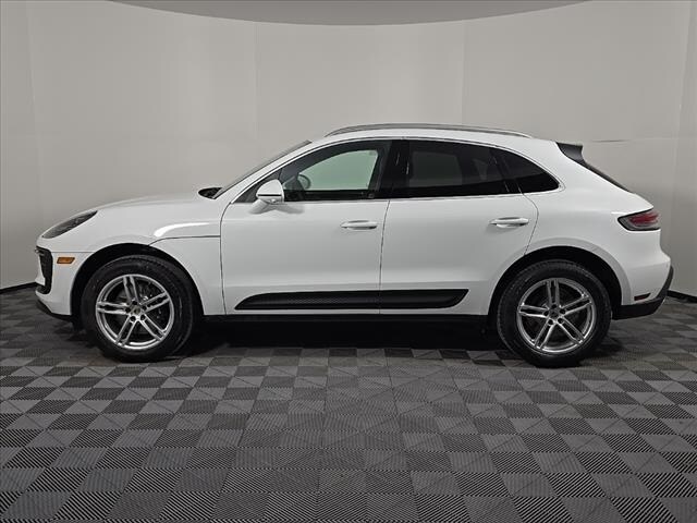 2025 Porsche Macan T photo 2