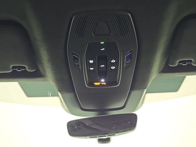 2025 Porsche Macan Turbo Electric - Photo 26