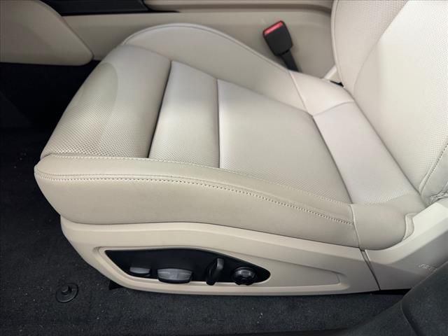 2025 Porsche Taycan Base - Photo 17