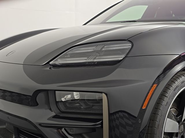 2025 Porsche Macan Turbo Electric - Photo 12