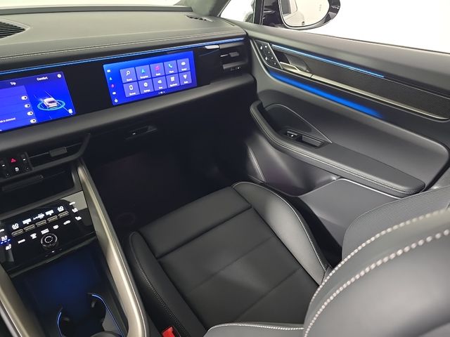 2025 Porsche Macan Turbo Electric - Photo 24