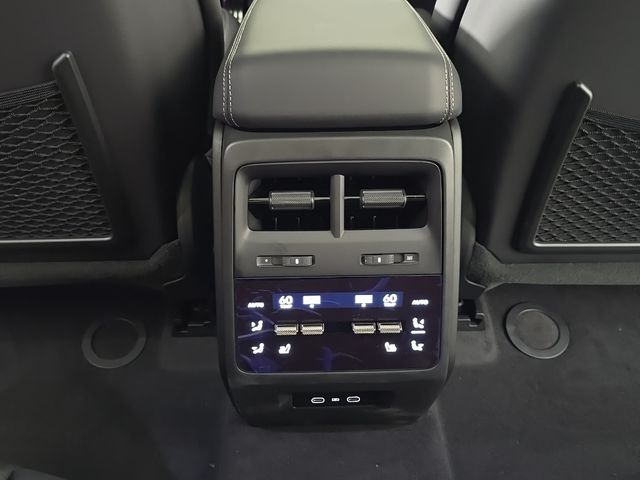 2025 Porsche Macan Turbo Electric - Photo 27