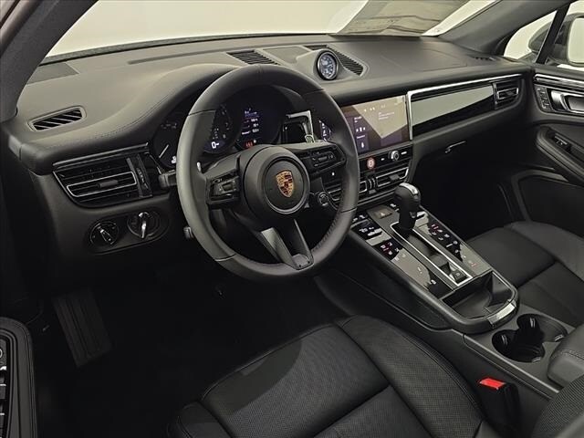 2025 Porsche Macan T photo 4