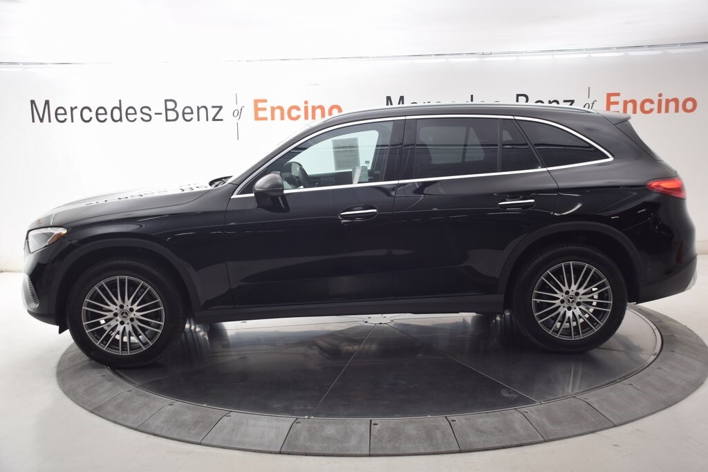 2025 Mercedes Benz GLC 300 photo 3