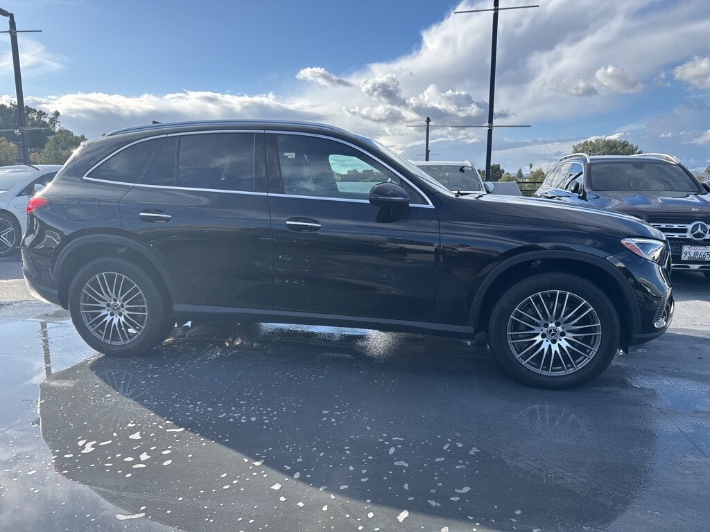 2025 Mercedes Benz GLC 300 photo 2