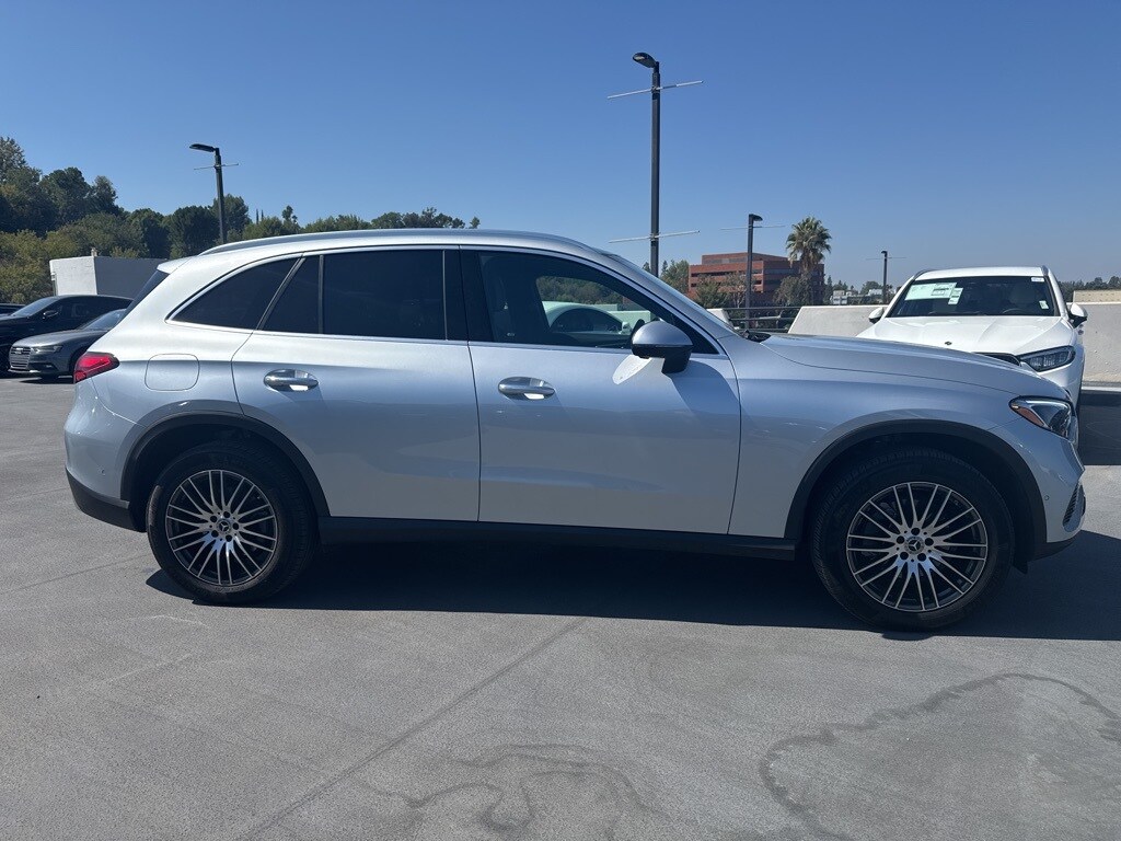 2025 Mercedes Benz GLC 300 photo 4