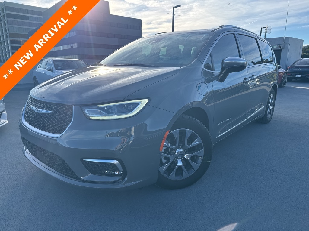 2023 Chrysler Pacifica Pinnacle's photo
