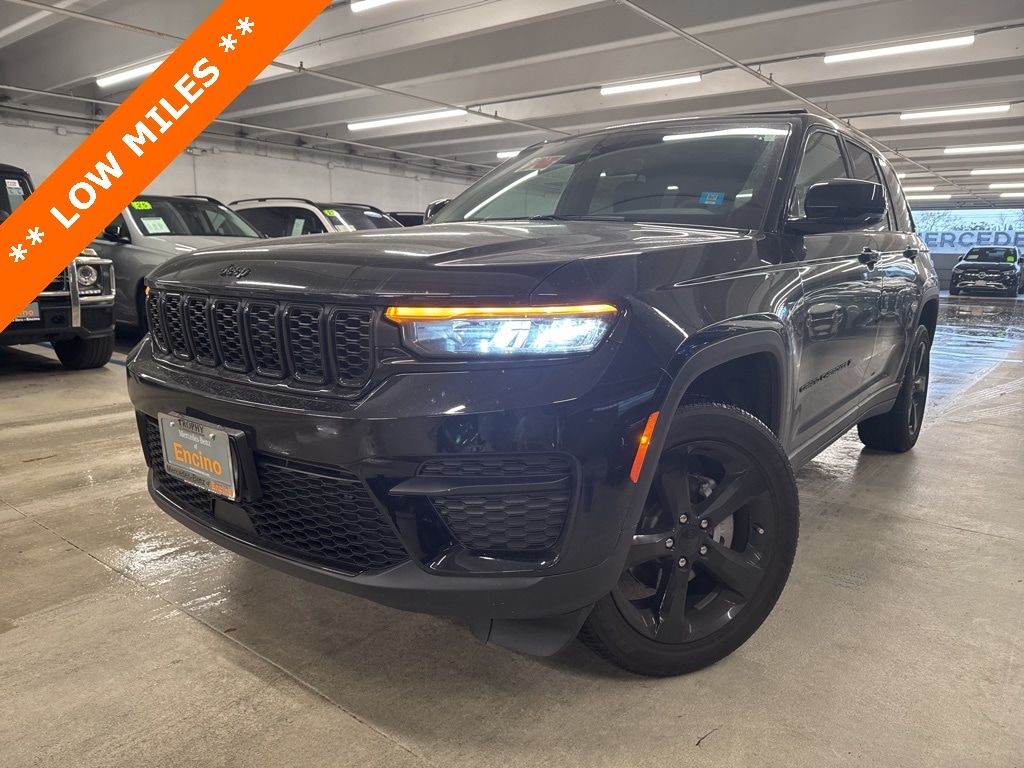2025 Jeep Grand Cherokee Altitude's photo