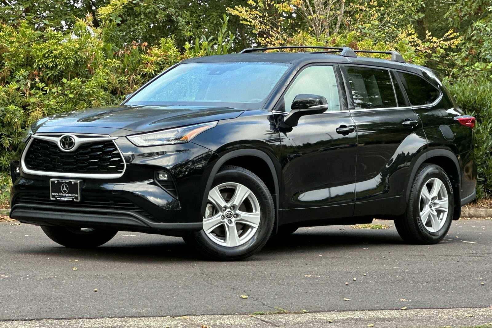 Used 2022 Toyota Highlander LE with VIN 5TDBZRBH1NS563715 for sale in Eugene, OR