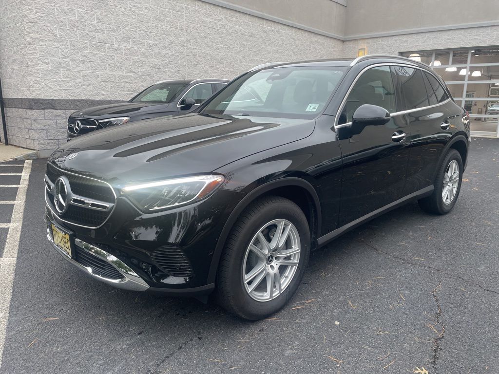 2025 Mercedes Benz GLC 300 4MATIC photo 3