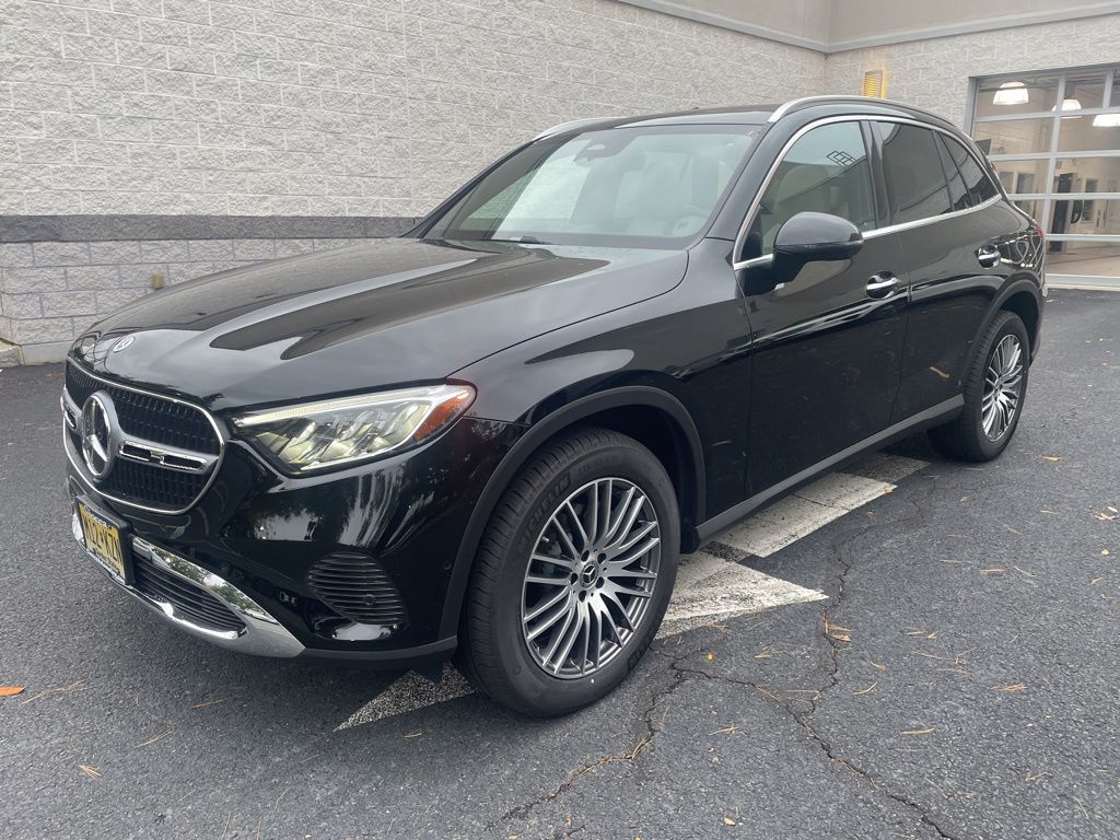 2025 Mercedes Benz GLC 300 4MATIC photo 3