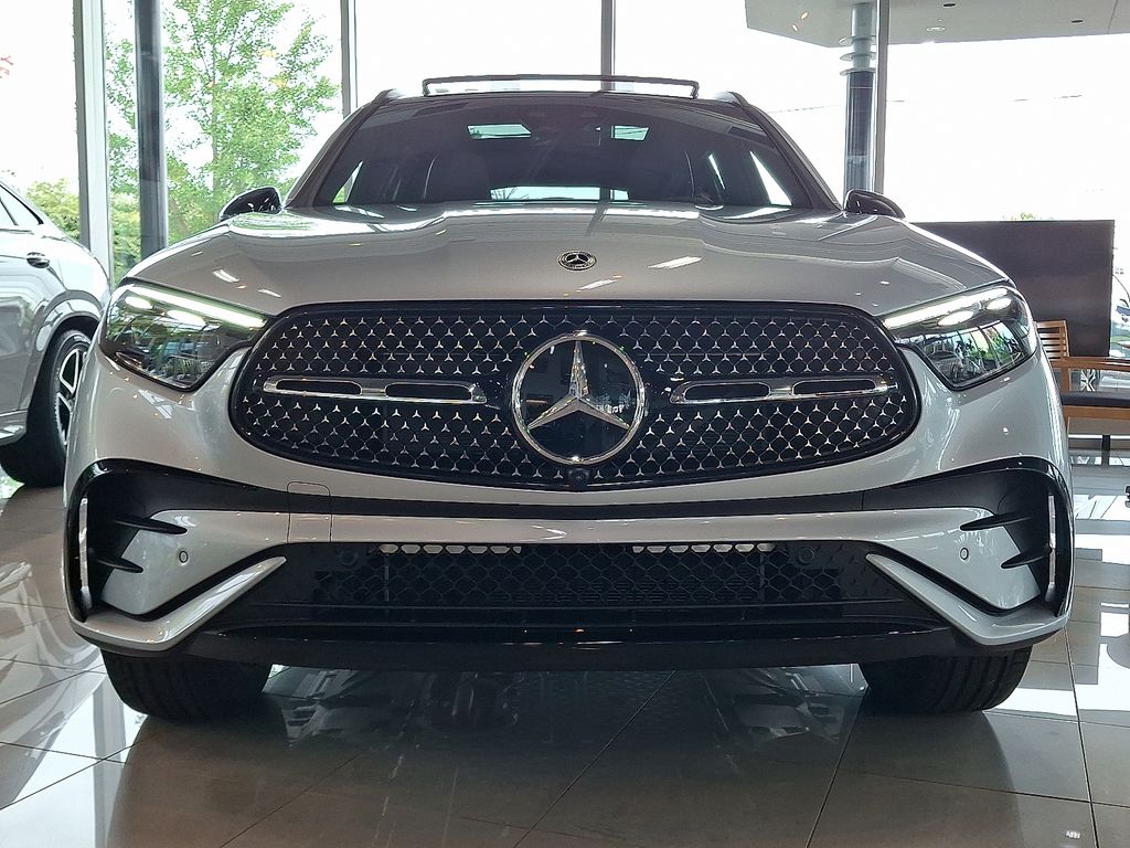 2025 Mercedes Benz GLC 300 4MATIC photo 4