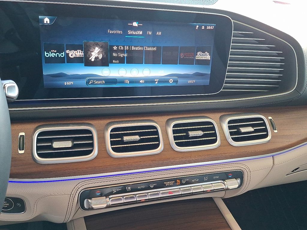 2025 Mercedes Benz GLS 450 4MATIC photo 3
