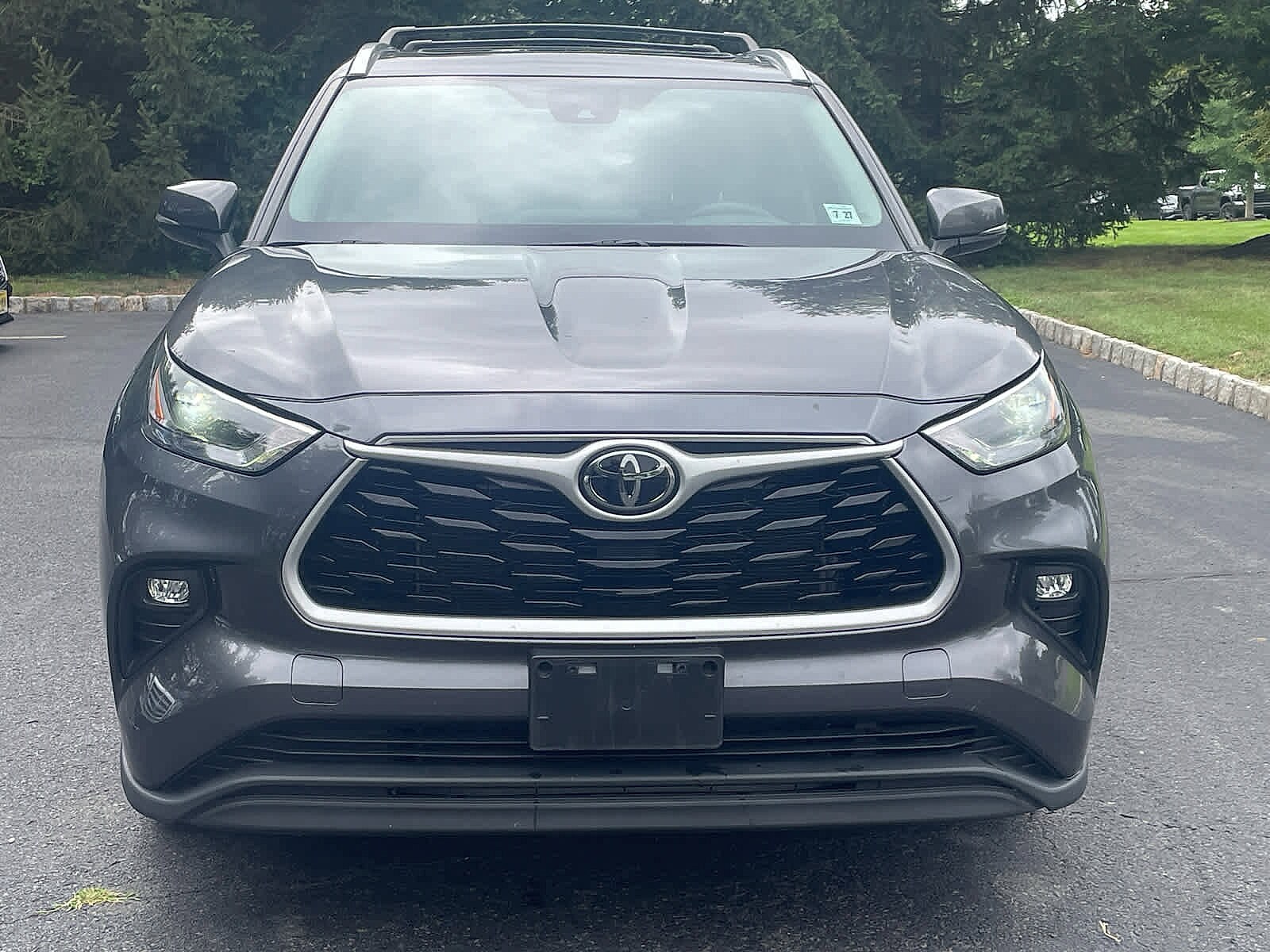 2022 Toyota Highlander XLE photo 2