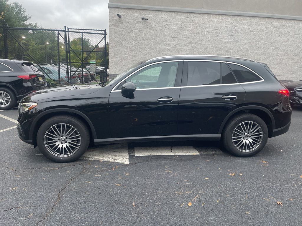 2025 Mercedes Benz GLC 300 4MATIC photo 4