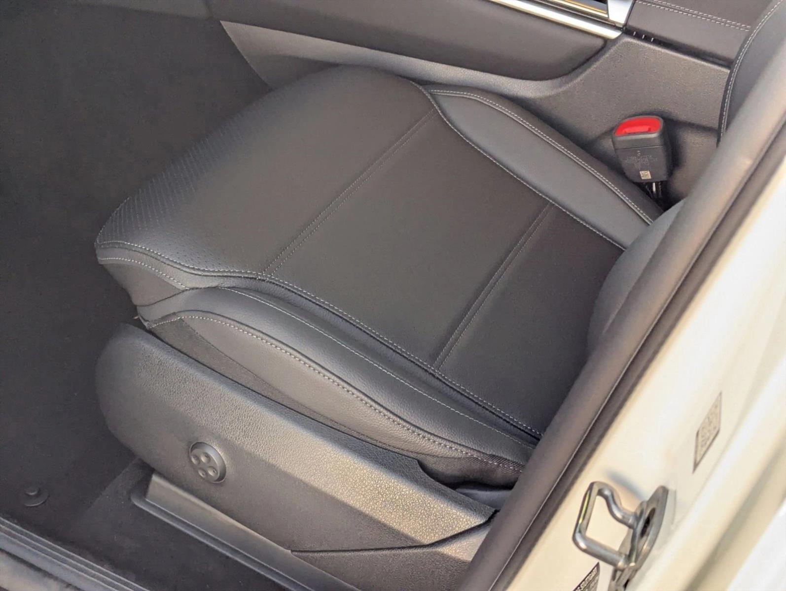 2025 Mercedes Benz GLC 300 4MATIC photo 4