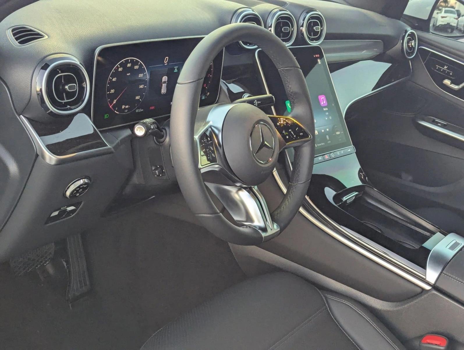 2025 Mercedes Benz GLC 300 4MATIC photo 3