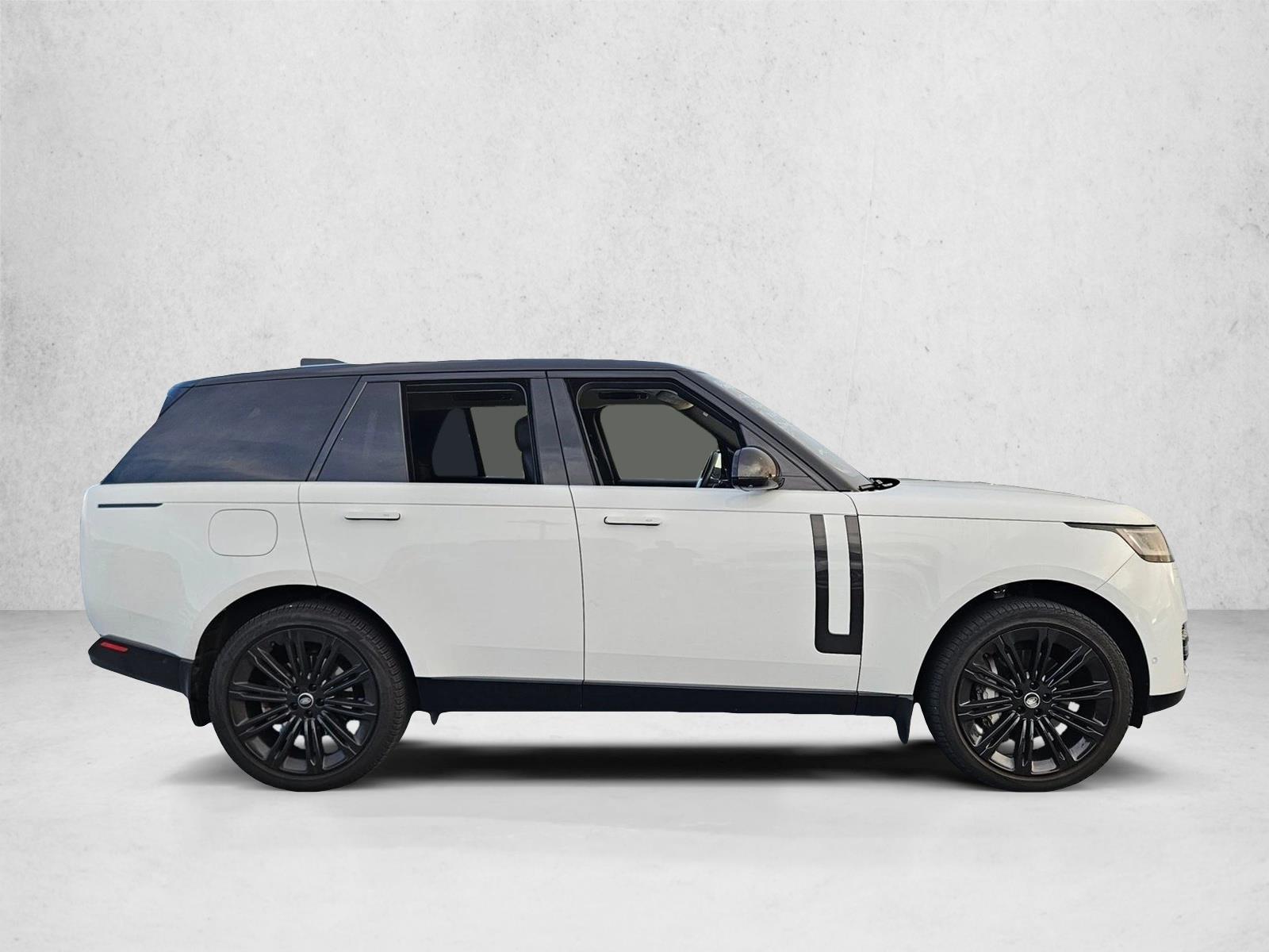 2023 Land Rover Range Rover SE photo 2