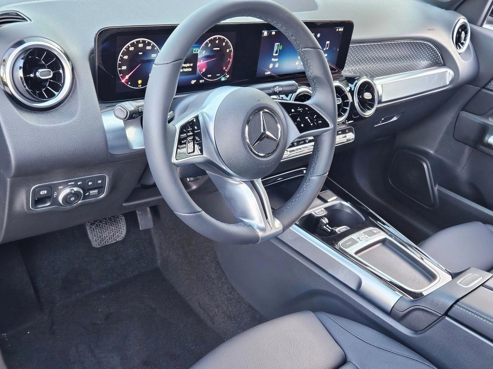 2025 Mercedes Benz GLB 250 photo 3